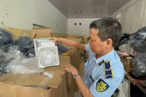 Hà Nội thu giữ gần 5.000 quạt tích điện, hàng hóa không rõ nguồn gốc xuất xứ
