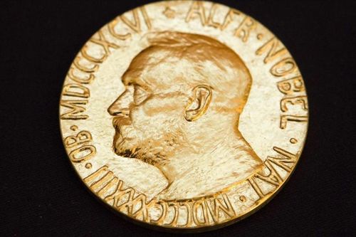 Ly kỳ câu chuyện hòa tan huy chương vàng Nobel để qua mặt Đức Quốc xã