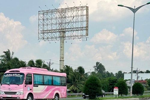 Vĩnh Long: Ẩn họa từ những pano quảng cáo ngoài trời