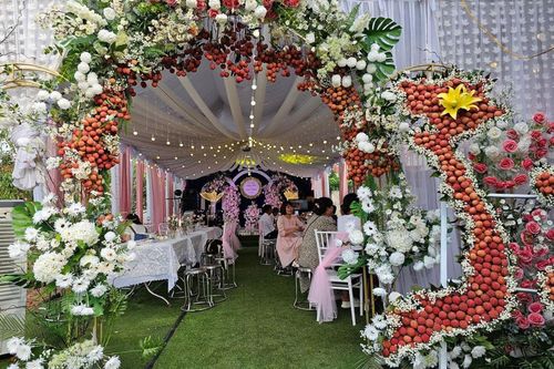 Cô dâu Bắc Giang gây sốt khi dùng 100 chùm vải trang trí cổng cưới, khách đến dự tiệc còn có quà mang về