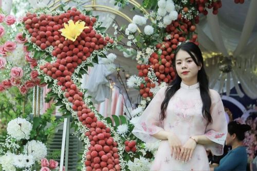Mẹ cô dâu Bắc Giang chia sẻ về ý tưởng dùng 100kg vải thiều để làm cổng cưới cho con gái