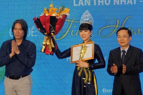 8 nữ doanh nhân đoạt giải cuộc thi Áo dài doanh nhân qua ảnh lần thứ Nhất