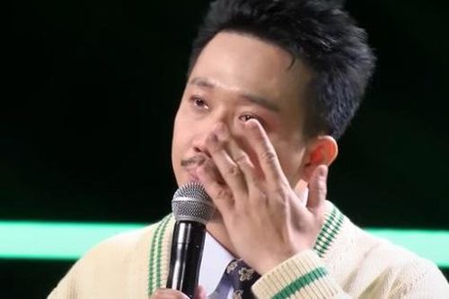 Khán giả bênh vực khi Trấn Thành không kìm được nước mắt trên sóng truyền hình