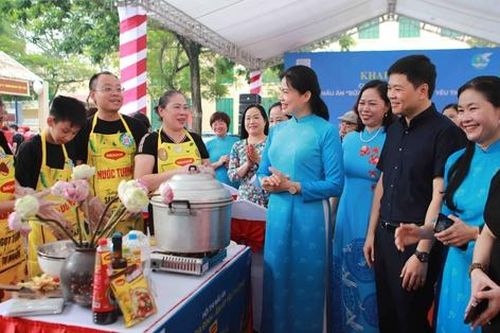 'Chợ quê an toàn' và Hội thi 'Bữa cơm gia đình' gắn kết yêu thương