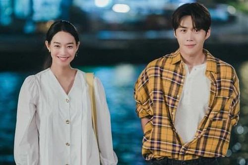 Những bóng hồng từng sánh vai với Kim Seon Ho