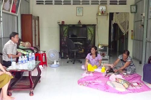 Thoại Sơn: Trao tiền hỗ trợ chị Đỗ Thị Thanh Thẩm