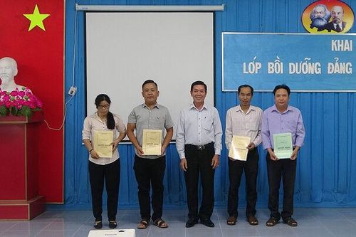 Bồi dưỡng trên 80 đảng viên mới của huyện Tri Tôn