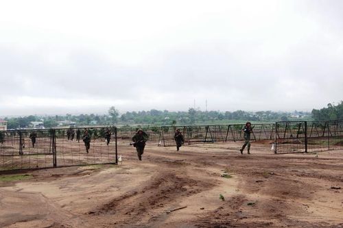 Diễn tập đánh địch tạm dừng