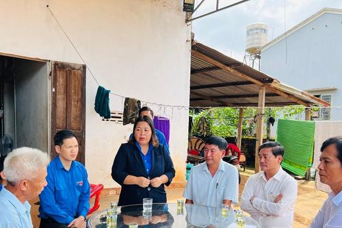 Trao 36 triệu đồng cho 3 thiếu nhi mồ côi cha mẹ do tai nạn giao thông ở huyện Chư Prông