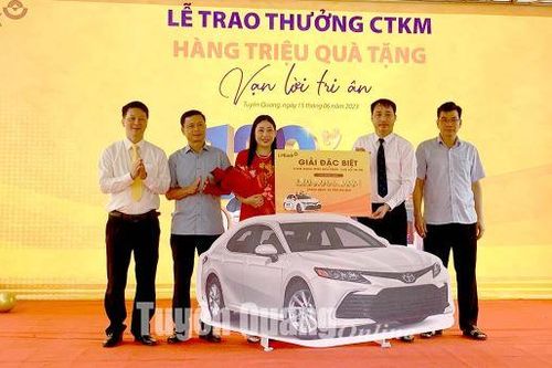1 khách hàng LPBank Tuyên Quang trúng xe ô tô Toyota Camry