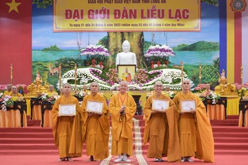 Thọ giới trong mùa Phật đản