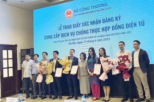 Trao giấy xác nhận đăng ký cung cấp dịch vụ chứng thực hợp đồng điện tử cho 5 đơn vị đủ điều kiện
