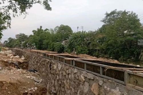 Công trình kè chậm tiến độ, sông Kẻ Vạn bị ô nhiễm nghiêm trọng