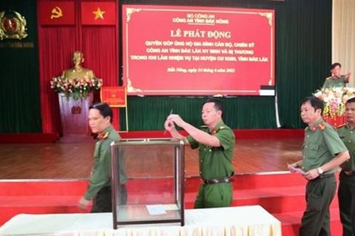 Công an Đắk Nông quyên góp, chia sẻ khó khăn với gia đình CBCS hi sinh và bị thương tại Đắk Lắk