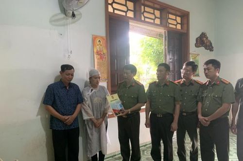 Công an tỉnh Hưng Yên thăm hỏi thân nhân các liệt sĩ hy sinh và CBCS Công an bị thương tại tỉnh Đắk Lắk