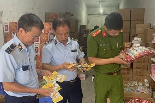 Thu giữ hơn 2.600 chân, cánh gà đóng gói sẵn nhập lậu