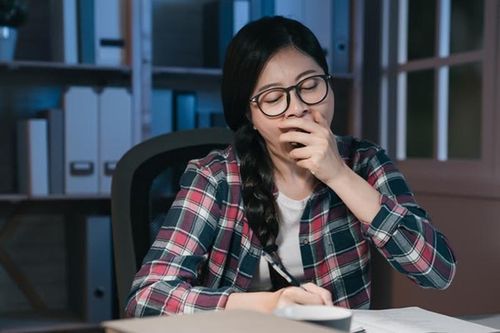 Làm liên tục 6 đề thi, nữ sinh 17 tuổi bị bệnh não tự miễn dịch