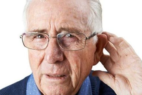 Chóng mặt, nghe kém ở người cao tuổi cần làm gì?