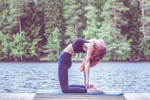Chỉ một tư thế yoga, nhưng có lợi ích lớn cho người phải ngồi nhiều