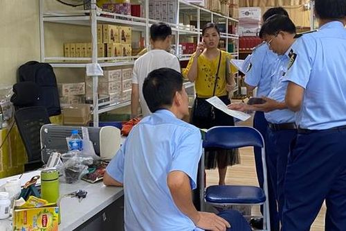 Bán 'hàng xách tay' mỹ phẩm, thực phẩm chức năng nhập lậu, một tiểu thương bị xử phạt 25 triệu đồng