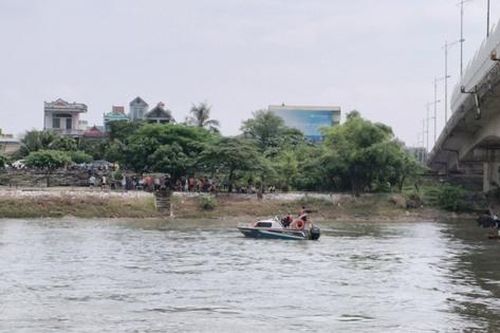 Nỗ lực tìm kiếm cháu bé đuối nước ở Thái Bình