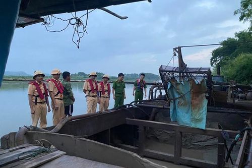 Bắt quả tang đối tượng khai thác cát trái phép