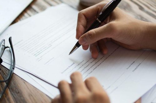 Thí sinh loay hoay viết luận, đại học Anh chỉ dành vài phút để đọc