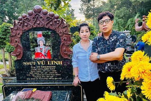 Nghệ sĩ Thanh Thanh Tâm khóc khi về Việt Nam viếng mộ NSƯT Vũ Linh