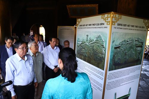 Khai mạc triển lãm 'Giang sơn Việt Nam trên Cửu Đỉnh'