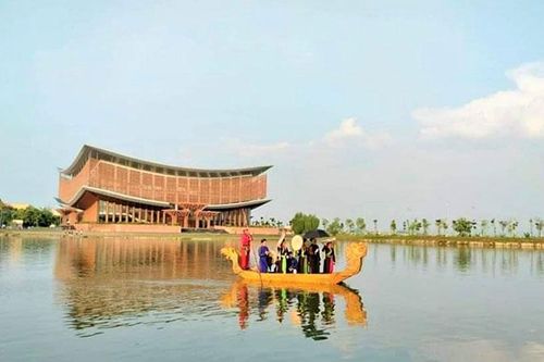 Đặc sắc nhà hát mới ở trong làng cổ