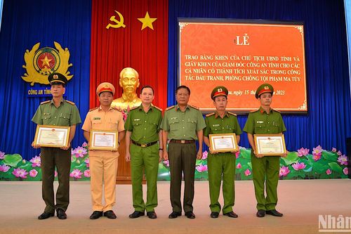 Cà Mau khen thưởng thành tích về đấu tranh phòng, chống ma túy