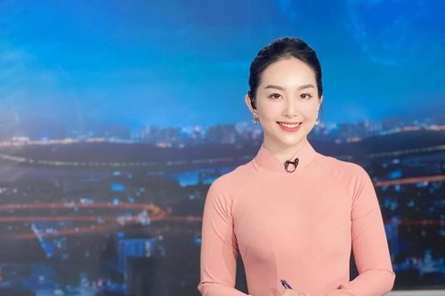Nữ MC Nghệ An 'gây bão mạng' với vẻ ngoài cực dịu dàng