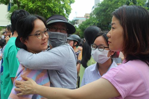 Nỗi lòng cha mẹ mùa thi