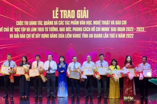 An Giang trao giải cuộc thi viết về học tập và làm theo gương Bác