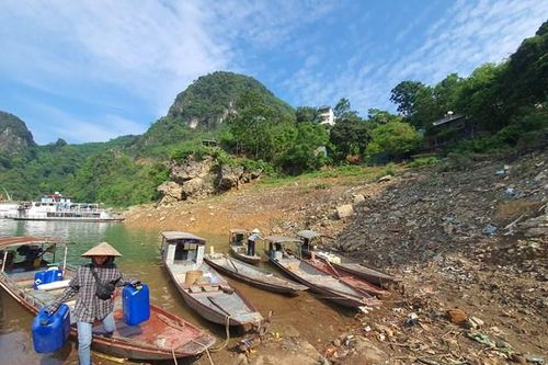 Sông Đà 'khát nước', ngư dân nỗ lực 'vượt cạn'