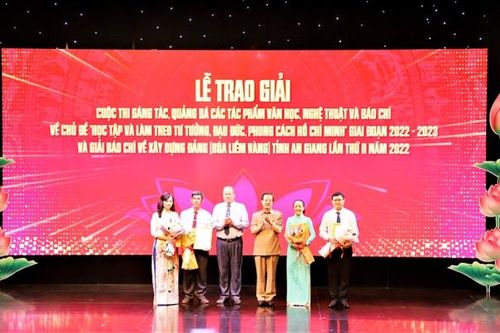 Ban Tổ chức Giải Búa liềm vàng tỉnh An Giang trao giải cho 36 tác phẩm báo chí