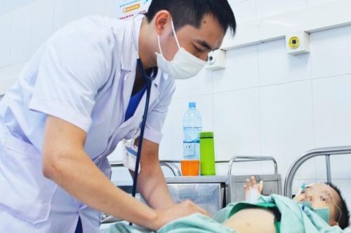 Thời tiết nắng nóng trẻ nhập viện tăng, cha mẹ cần lưu ý