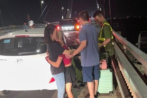 Mâu thuẫn gia đình, người phụ nữ ra cầu Nhật Tân định tự tử