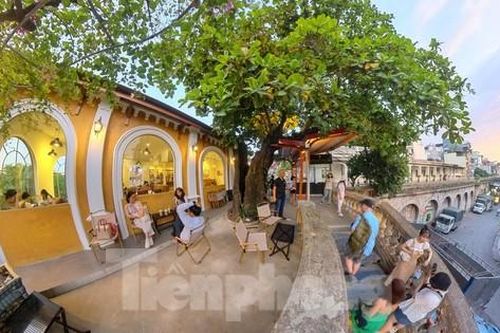 Giới trẻ rủ nhau check in tại quán cà phê đường tàu mới xuất hiện ở ga Long Biên