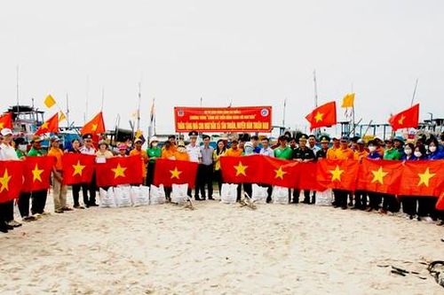 Cảnh sát biển trao tặng cờ Tổ quốc, đồng hành cùng ngư dân ra khơi