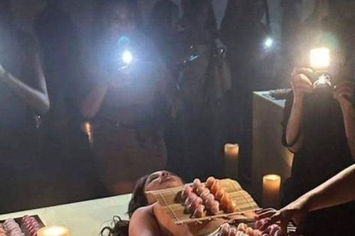 Showbiz 16/6: Nam ca sĩ bị chỉ trích khi mở tiệc sushi bày trên cơ thể người mẫu khỏa thân
