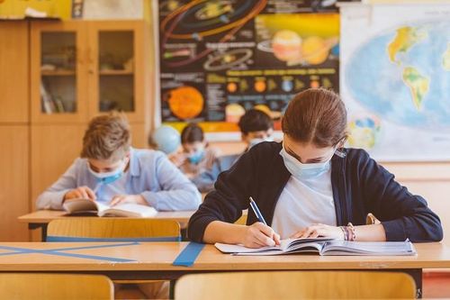 Cô gái 28 tuổi 'phù phép' thành nữ sinh cấp 3 một năm mới bị phát hiện