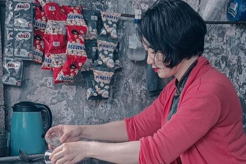 Chủ quán trà 'múa nước sôi' tráng cốc suốt 10 năm nhờ câu nói của vị bác sĩ