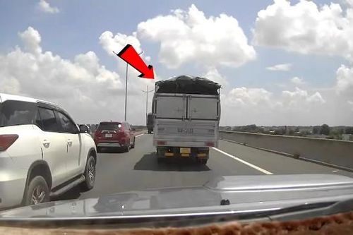 Bực tực vì bị ép trên cao tốc, ô tô 7 chỗ vượt lên dằn mặt xe tải