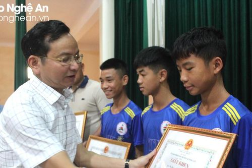 Quỳnh Lưu gặp mặt, tuyên dương đội bóng đá thiếu niên giành ngôi Vô địch Cúp Báo Nghệ An
