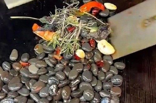 Món ăn kỳ lạ với nguyên liệu chính là đá cuội khiến dân mạng sửng sốt