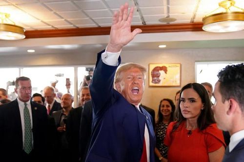 Rộ tin ông Trump chiêu đãi rồi quên trả tiền ăn cho người ủng hộ: Phát ngôn viên lên tiếng