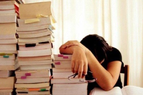 Làm liên tục 6 đề thi, nữ sinh 17 tuổi mất ngủ, không ngừng nói nhảm