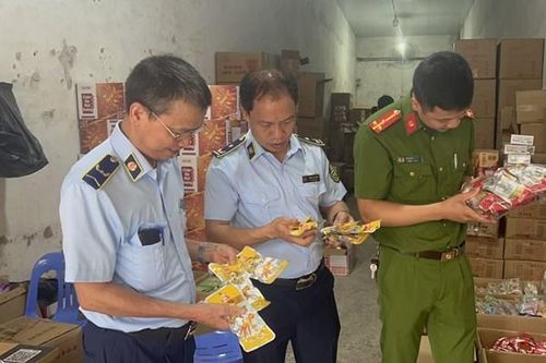 Thu giữ hơn 2.600 chân, cánh gà nhập lậu