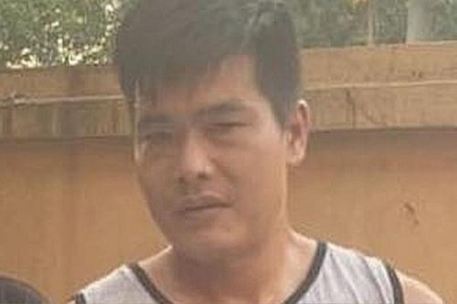 Phanh phui bí mật bên trong bọc nilon của gã trai ngồi trên vỉa hè vào cuối giờ chiều